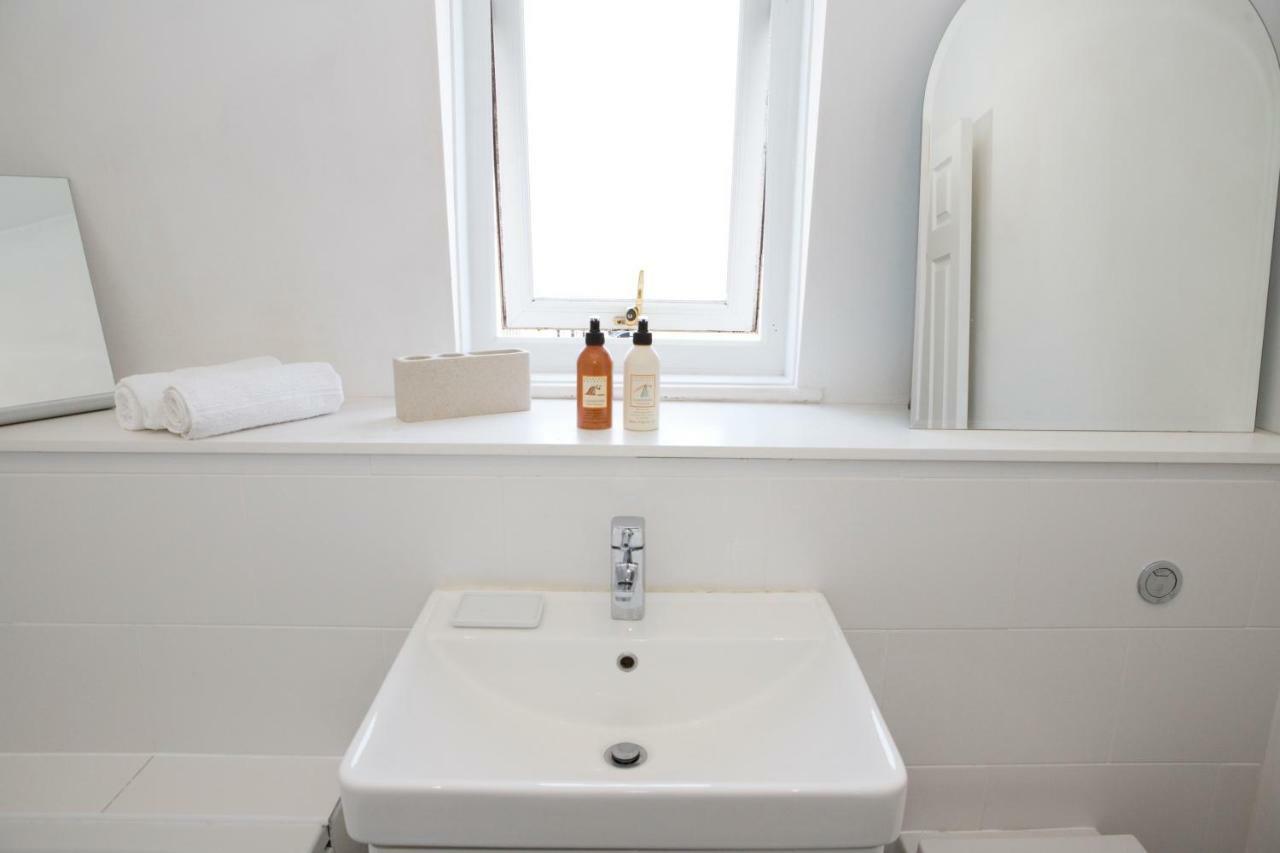 Bright 2 Bedroom Apt - Great Location - Free Parking Bournemouth Buitenkant foto